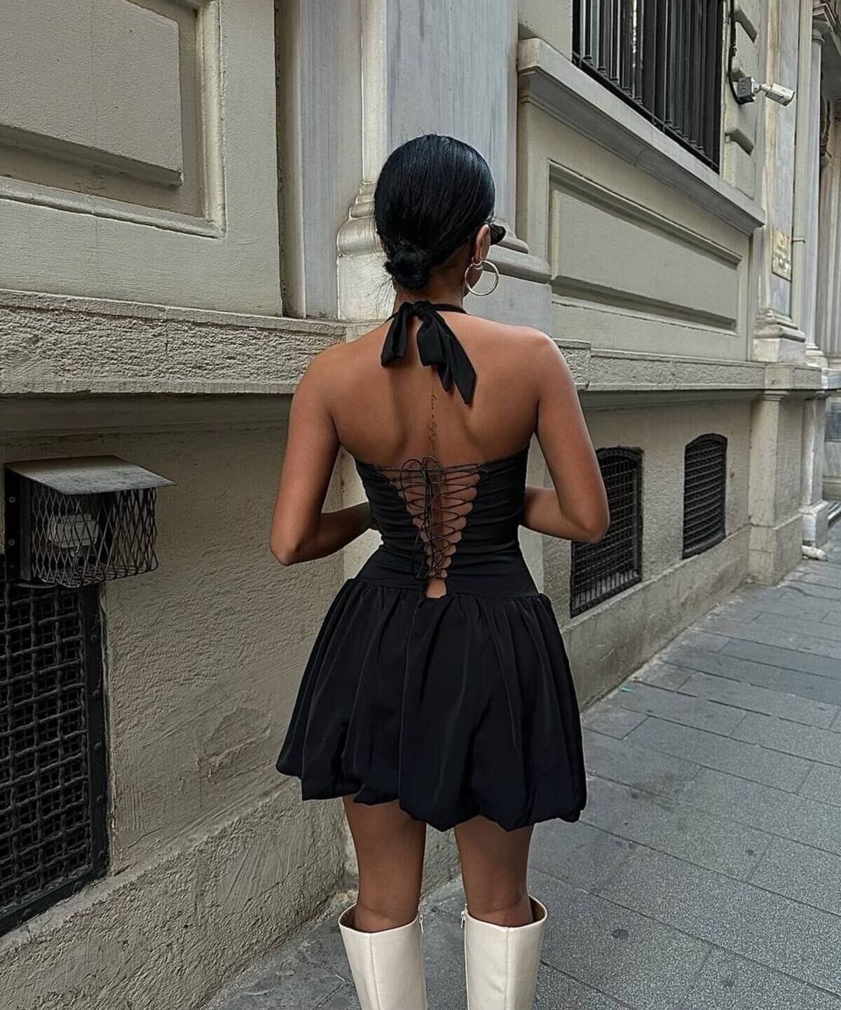 Sırt Dekolteli Boyun Bağlamalı Stella Şortlu Siyah Mini Elbise Sırt Dekolteli Boyun Bağlamalı Stella Şortlu Siyah Mini Elbise