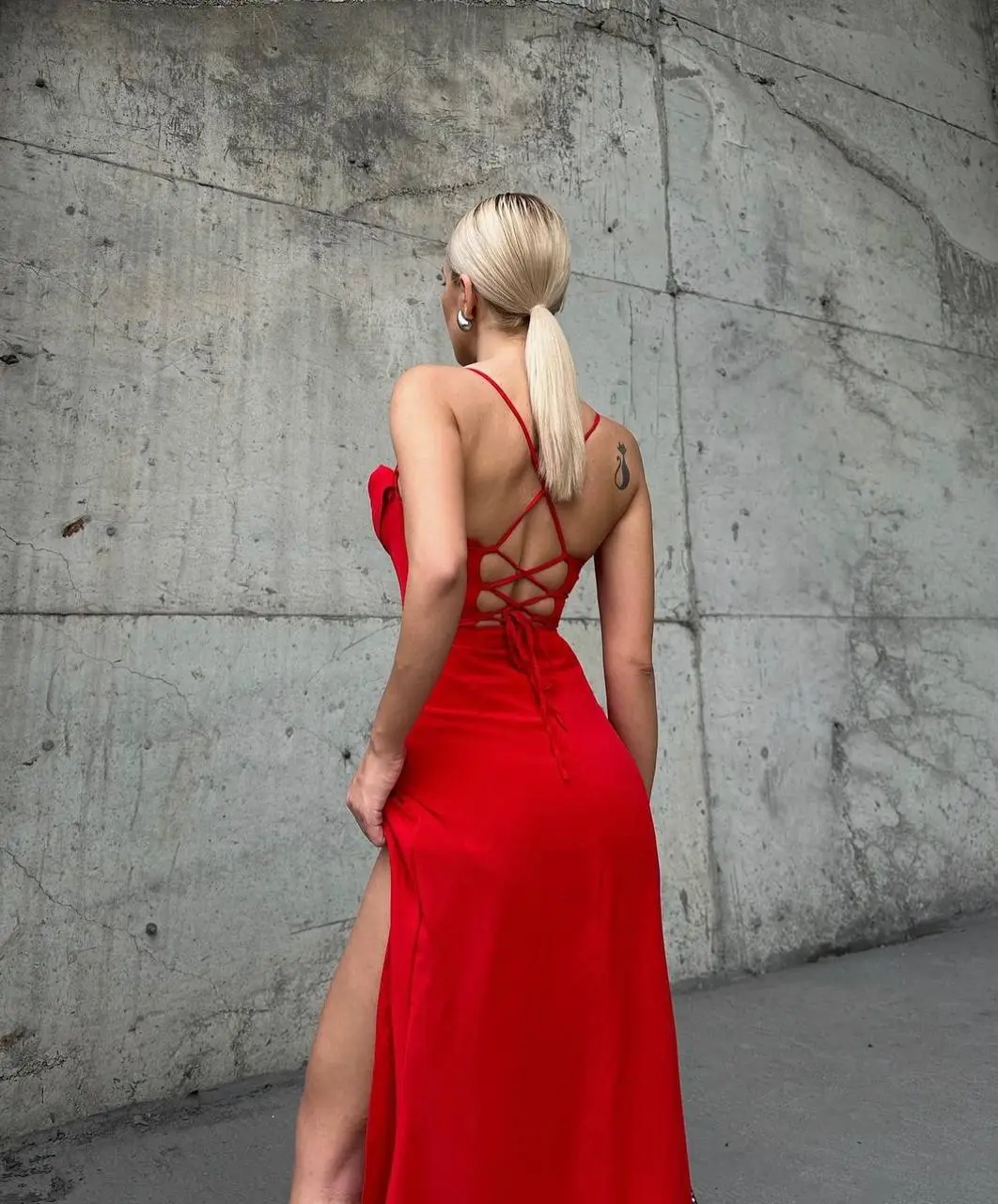 Göğüs Drapeli Yırtmaçlı Kırmızı Elbise Göğüs Drapeli Yırtmaçlı Kırmızı Elbise