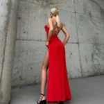 Göğüs Drapeli Yırtmaçlı Kırmızı Elbise Göğüs Drapeli Yırtmaçlı Kırmızı Elbise