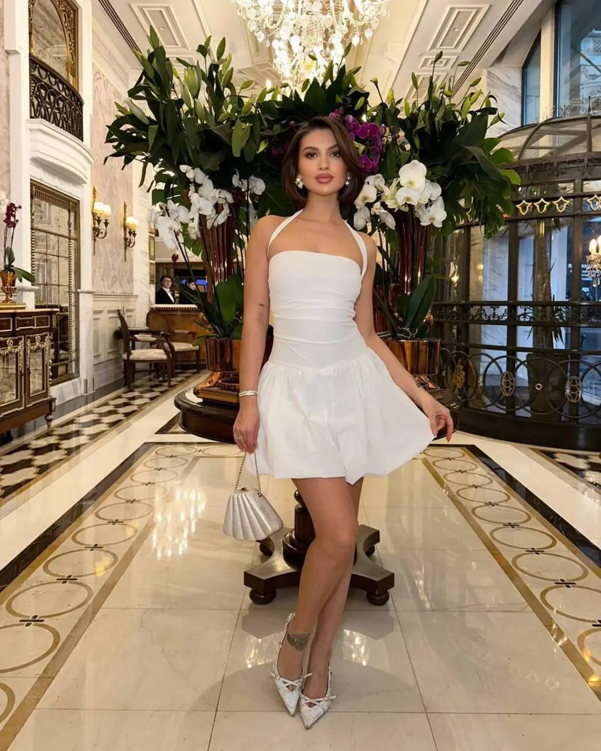 Sırt Dekolteli Boyun Bağlamalı Stella Şortlu Beyaz Mini Elbise