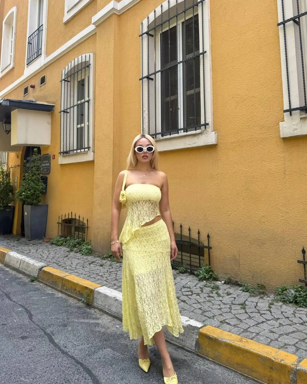 Asimetrik Kesim Dantel Detaylı Midi Boy Sarı Straplez Crop-Etek Takım