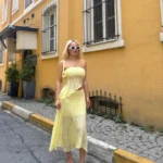 Asimetrik Kesim Dantel Detaylı Midi Boy Sarı Straplez Crop-Etek Takım